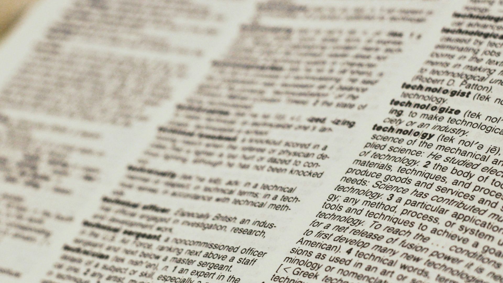 6. Il a introduit environ 3 000 mots dans la langue anglaise