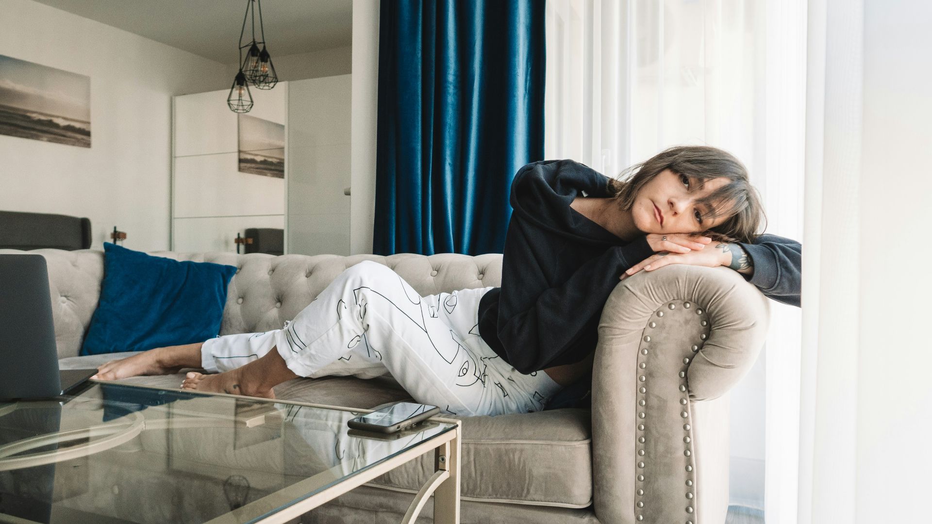 6. Elle est chaleureuse en personne et plus froide après coup.