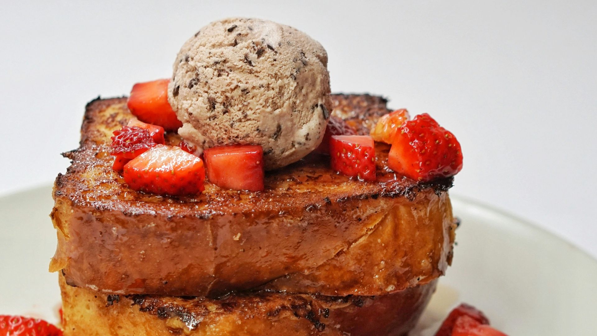 1. Toast à la ricotta et aux fraises avec du miel