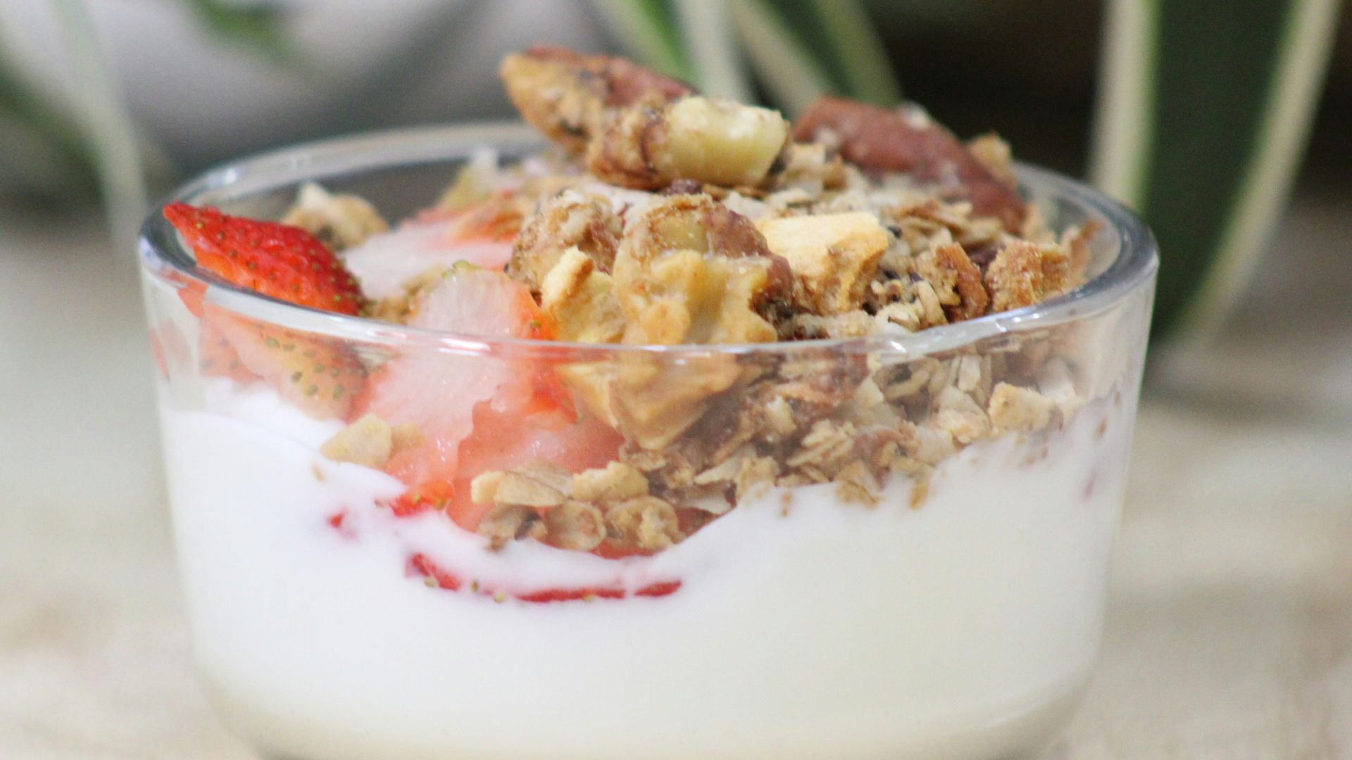9. Parfaits au yogourt et aux baies avec granola croquant
