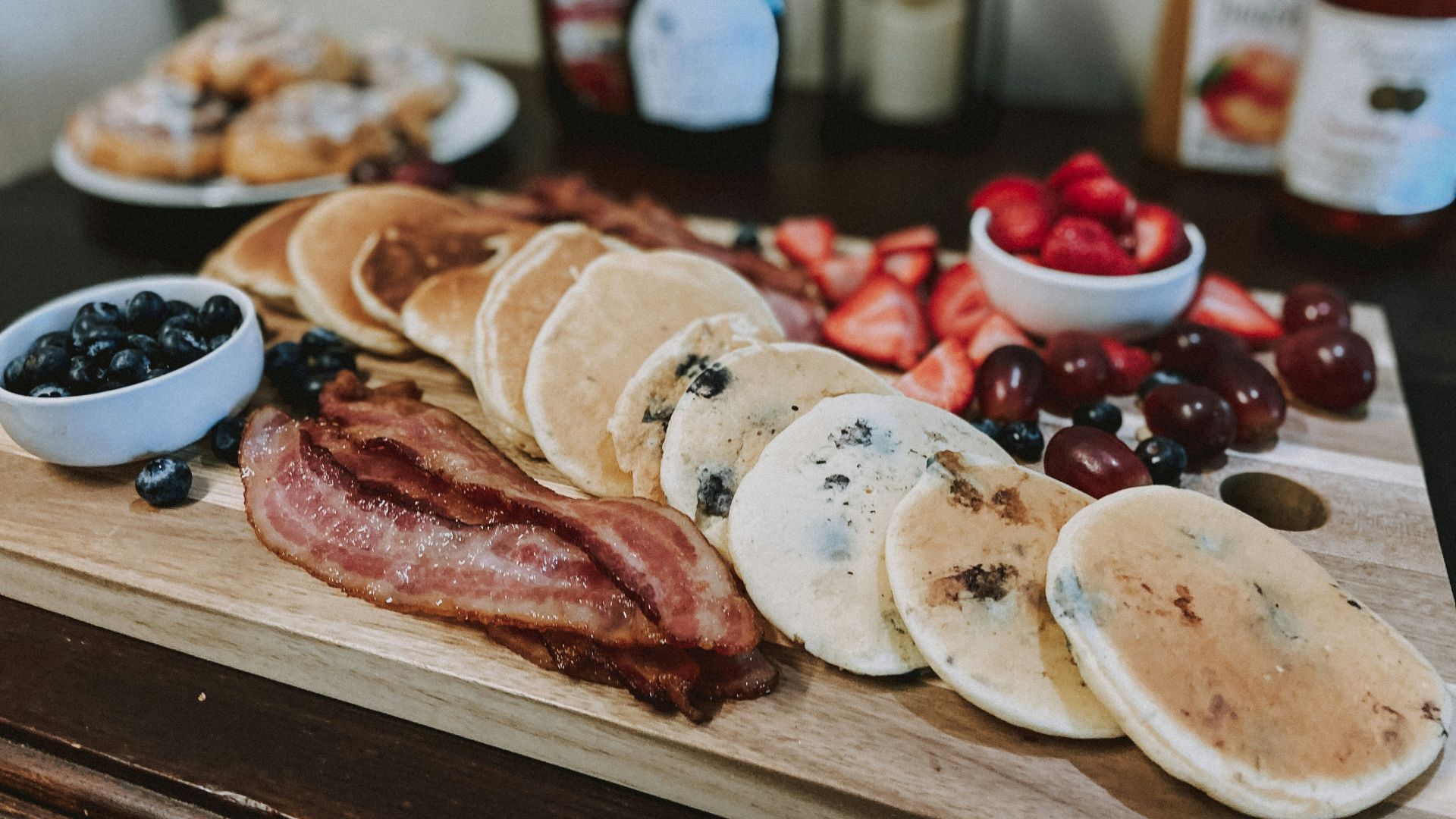11. Plateau de charcuterie pour le petit-déjeuner avec mini-pâtisseries