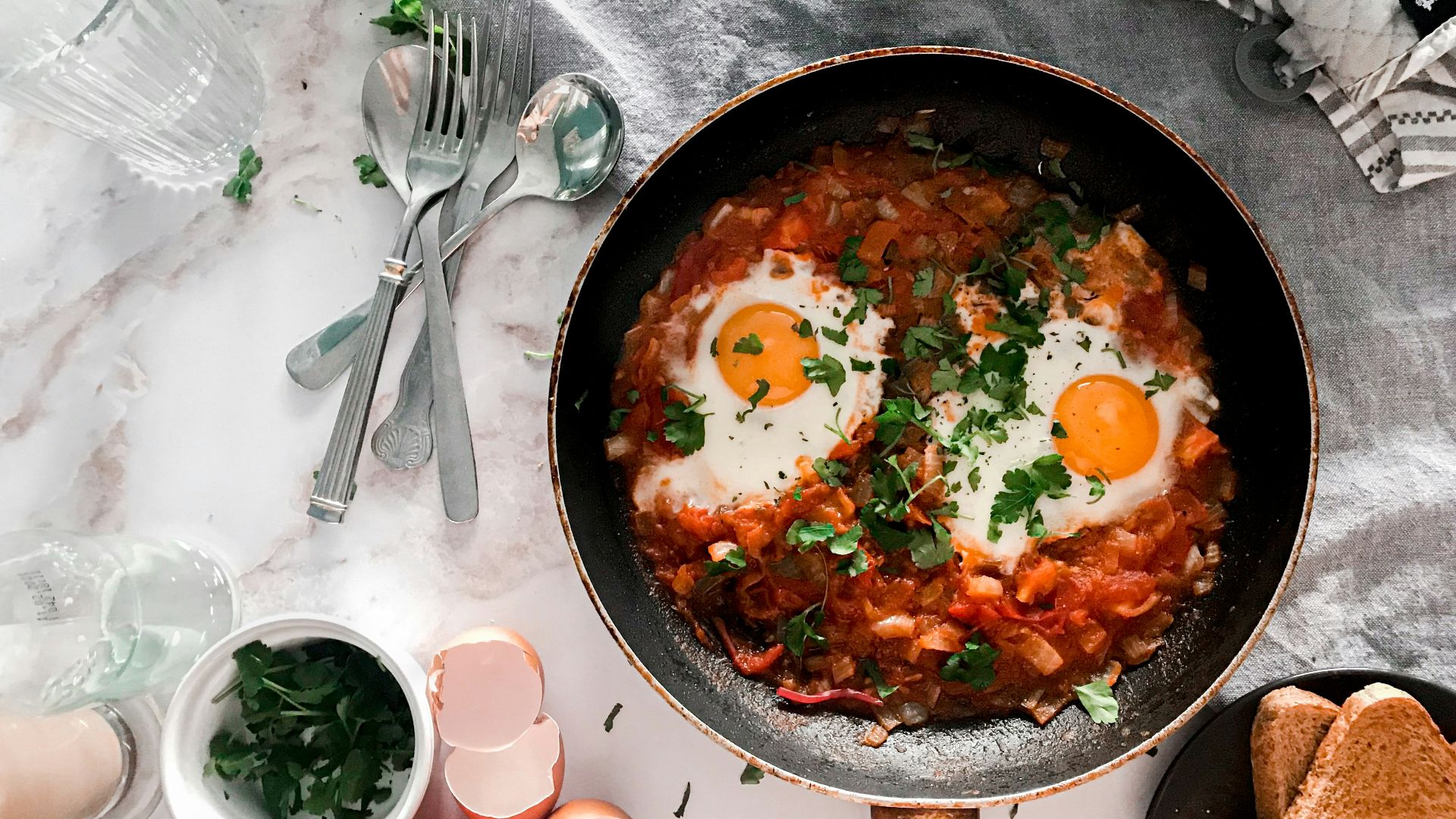 13. Shakshuka à la feta et aux herbes