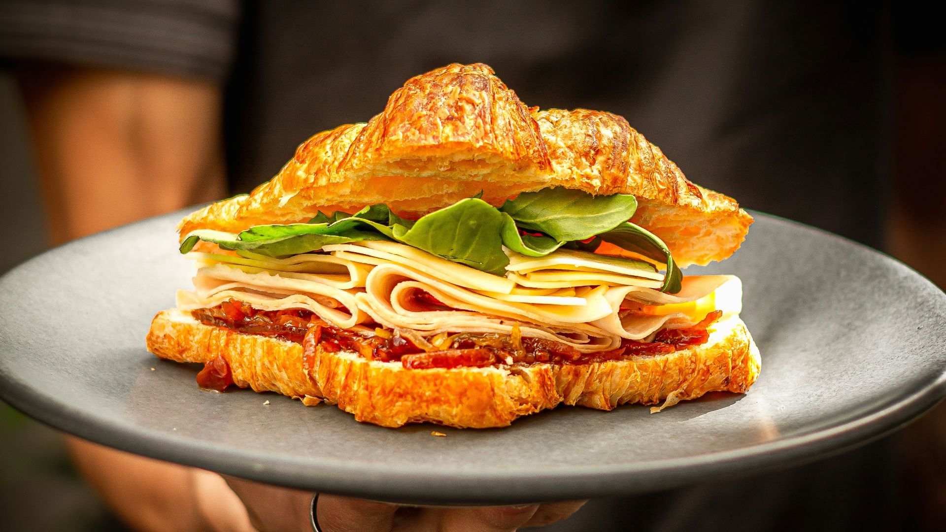 14. Sandwichs au croissant pour le petit-déjeuner avec des œufs confits