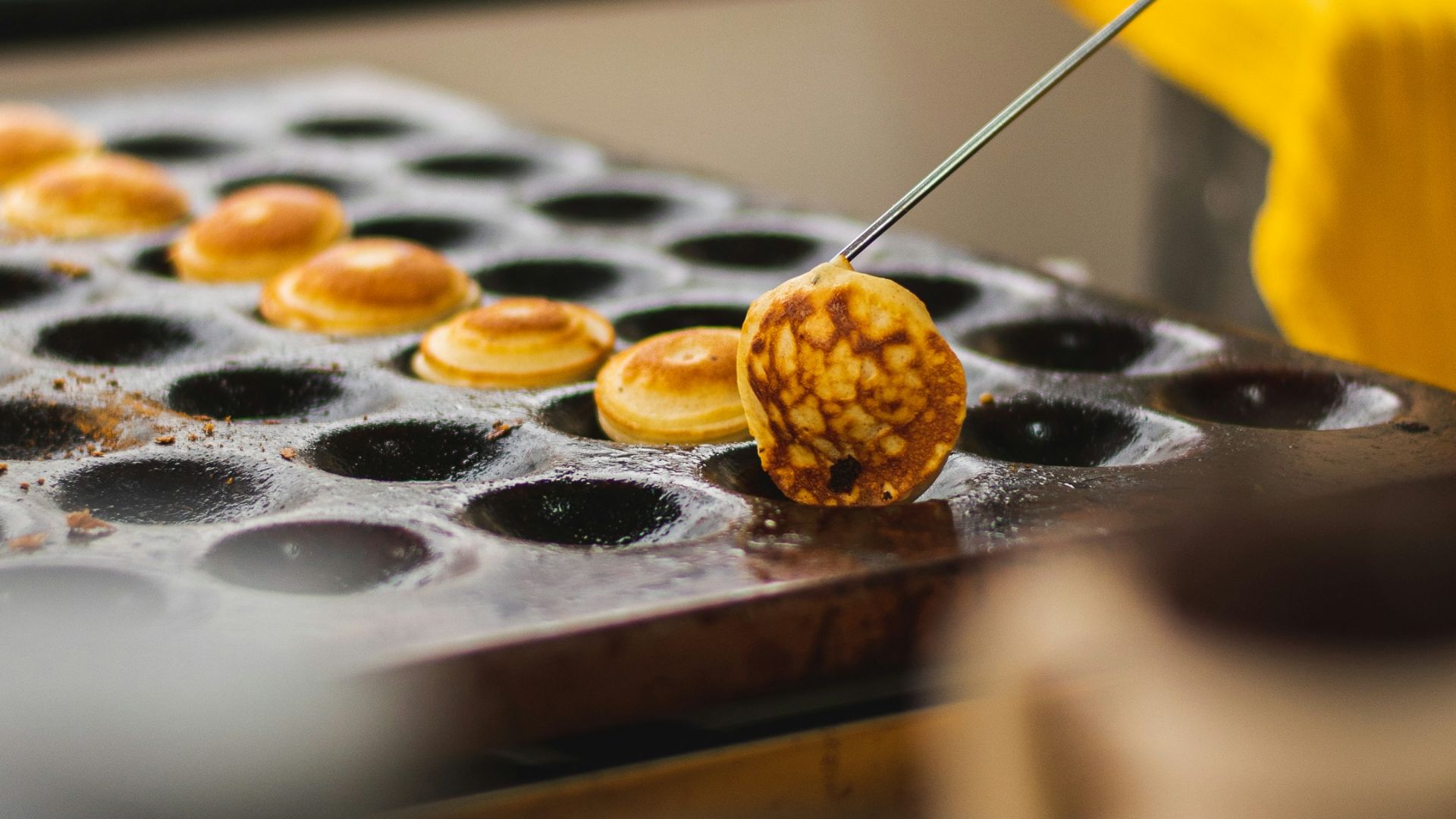 20. Mini crêpes hollandaises aux baies et à la crème fouettée