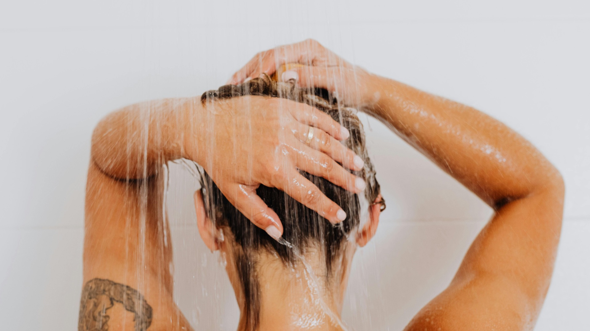 10 raisons de se doucher moins souvent et 10 raisons de se laver tous les jours