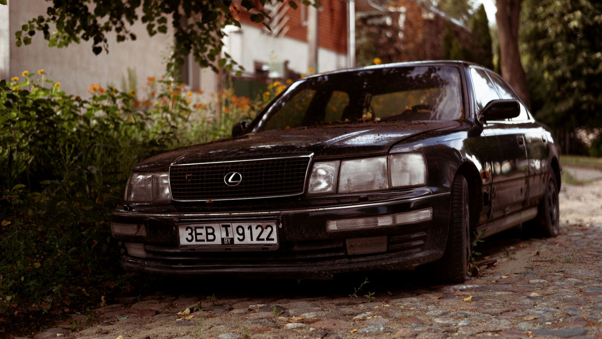 2. Lexus LS