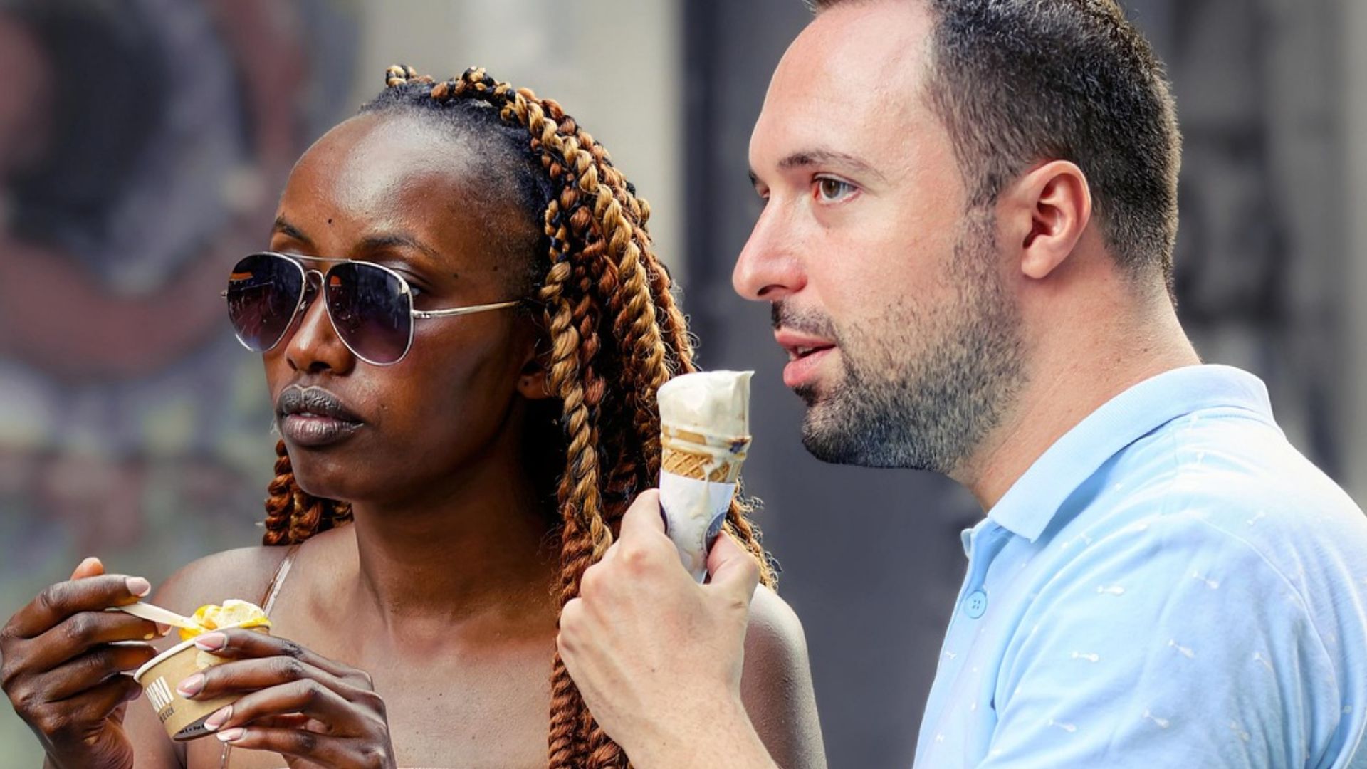 1. Il garde les conversations légères et décontractées.