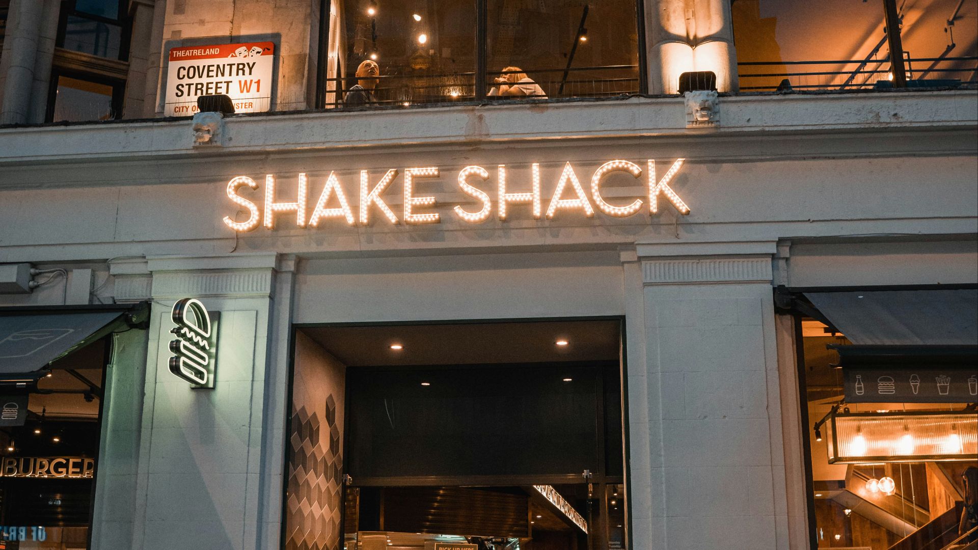 15. Sauce au beurre de cacahuète Shake Shack en supplément