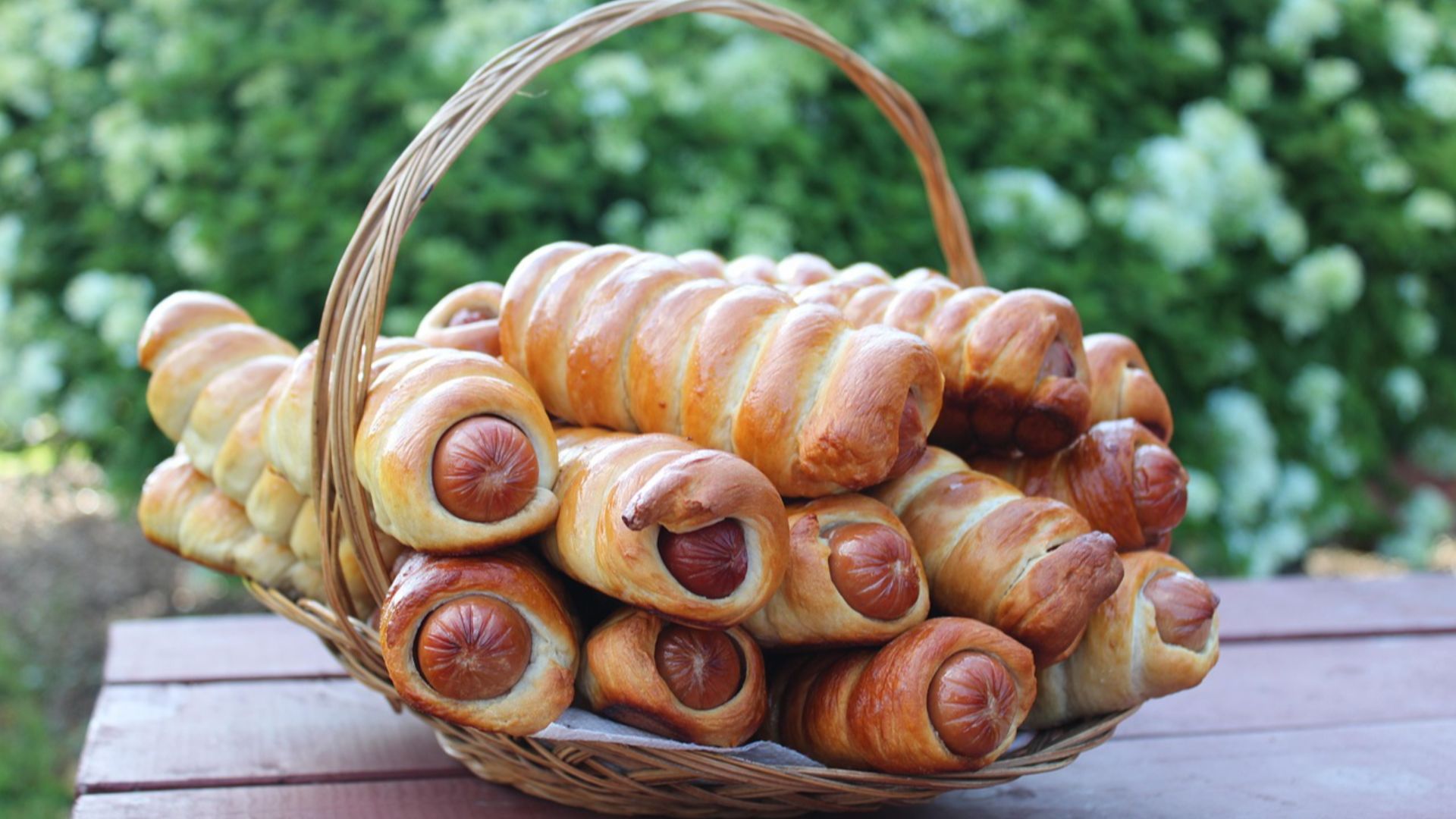 6. Petits pains fourrés à la saucisse