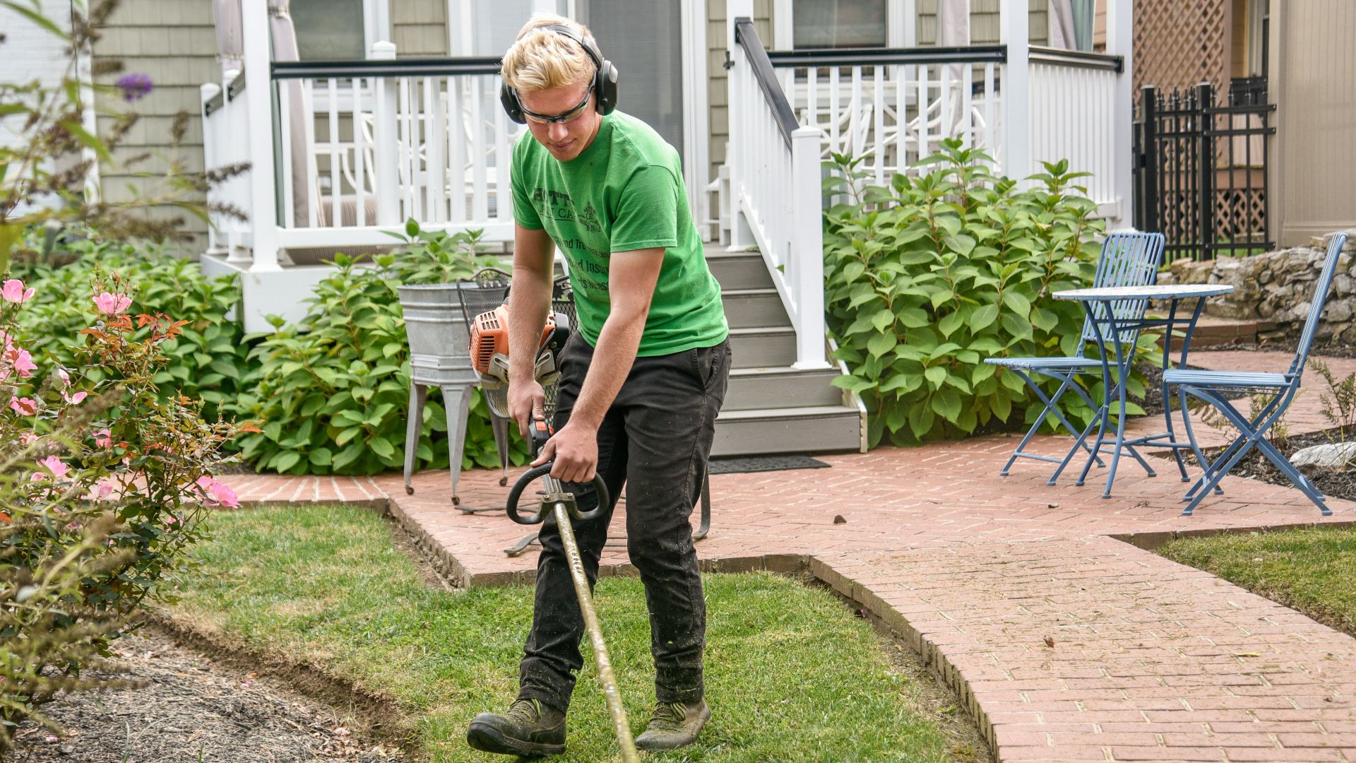 13. Aménagement paysager professionnel ou aide au jardinage