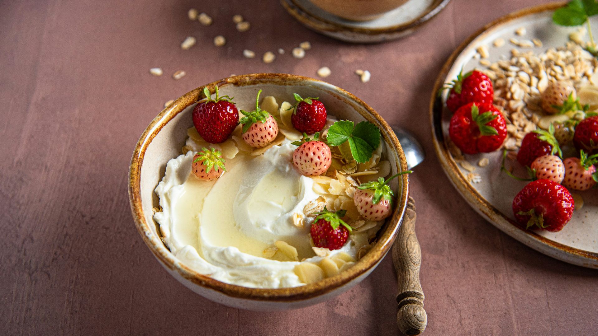 4. Remplacez le yogourt ordinaire par du yogourt grec nature.