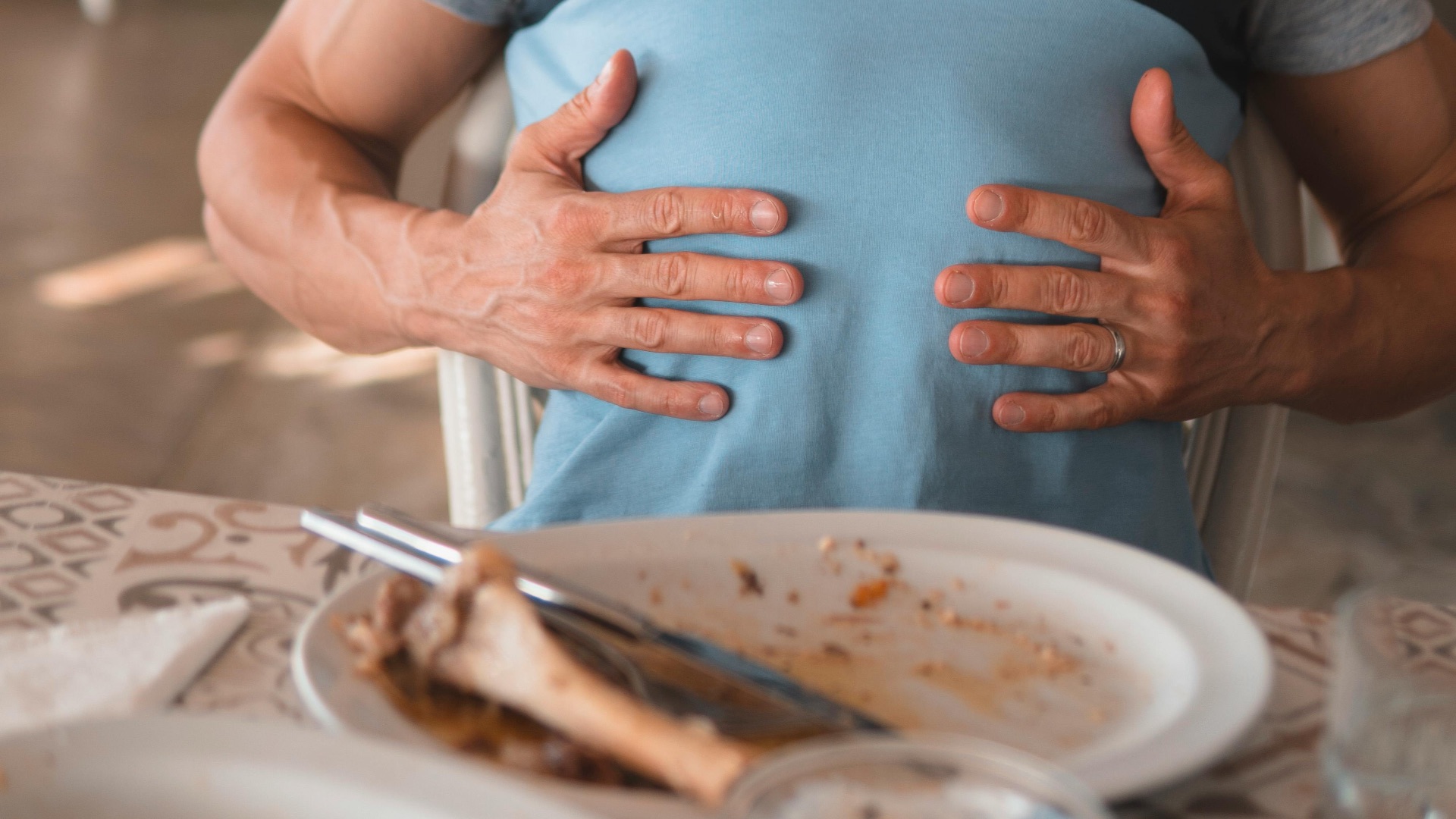 4. Manger un dîner copieux ou trop manger