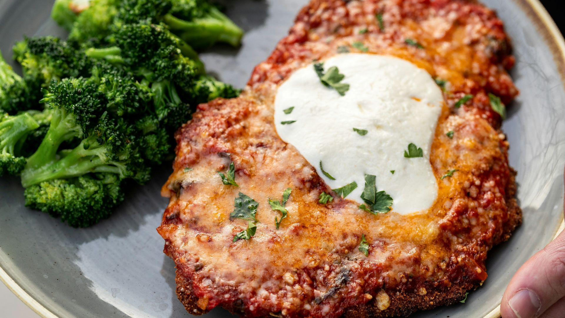15. Poulet au parmesan en grande poêle