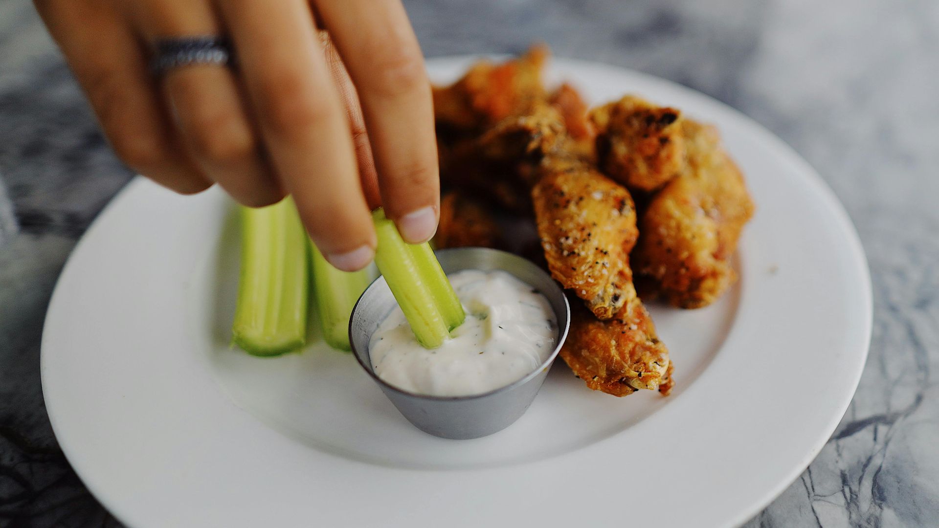 8. Noyer les repas dans la sauce ranch