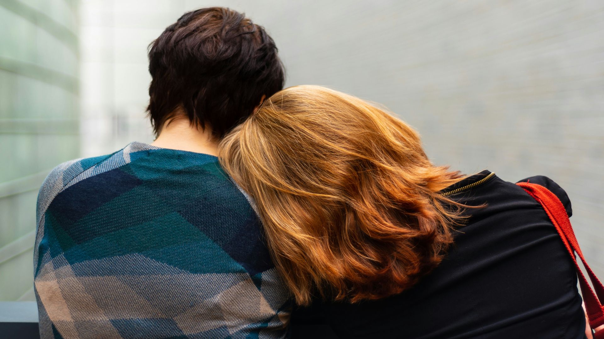 8. Il vous pousse rapidement à vous engager