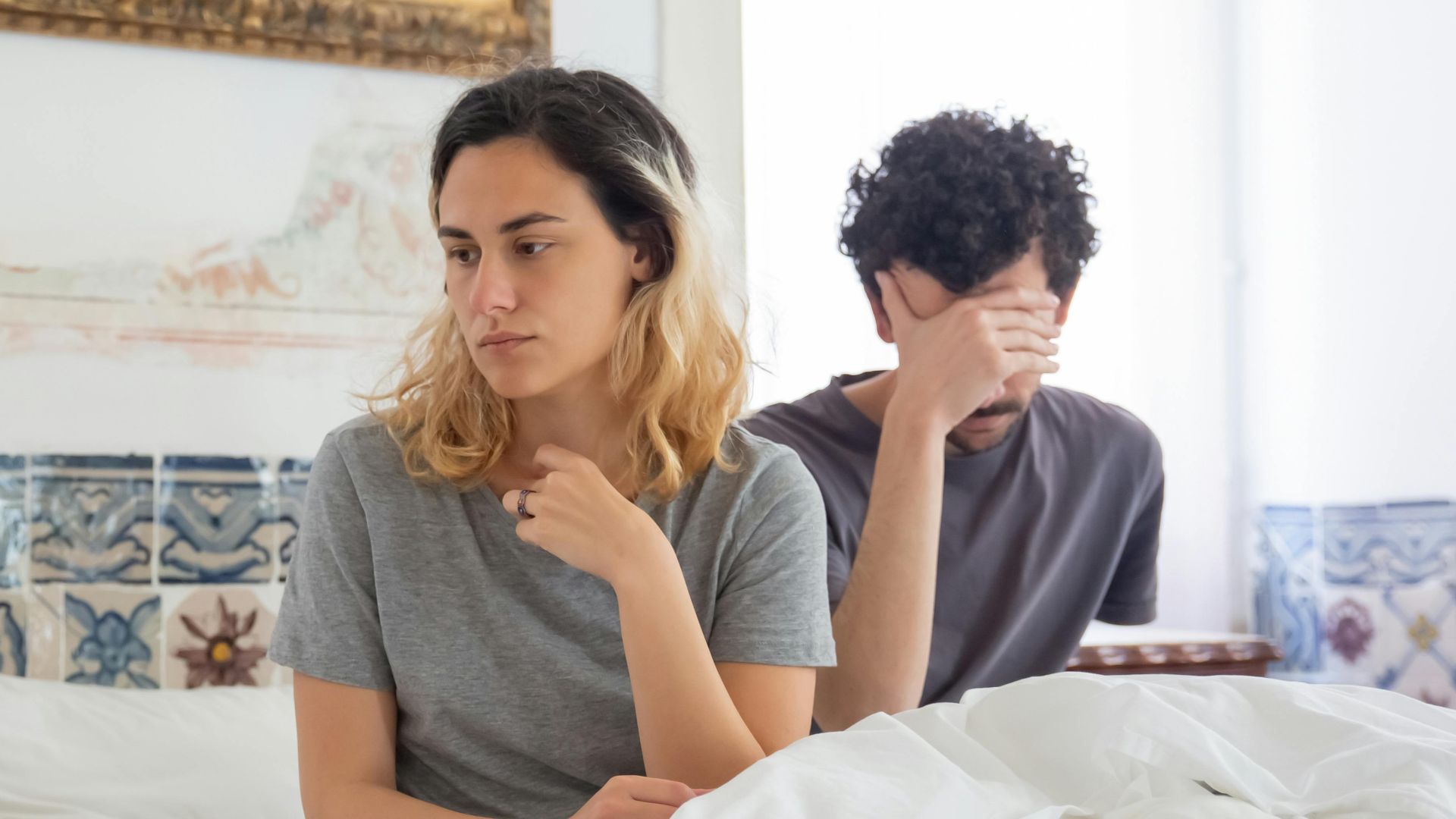 1. Il évite les conversations profondes