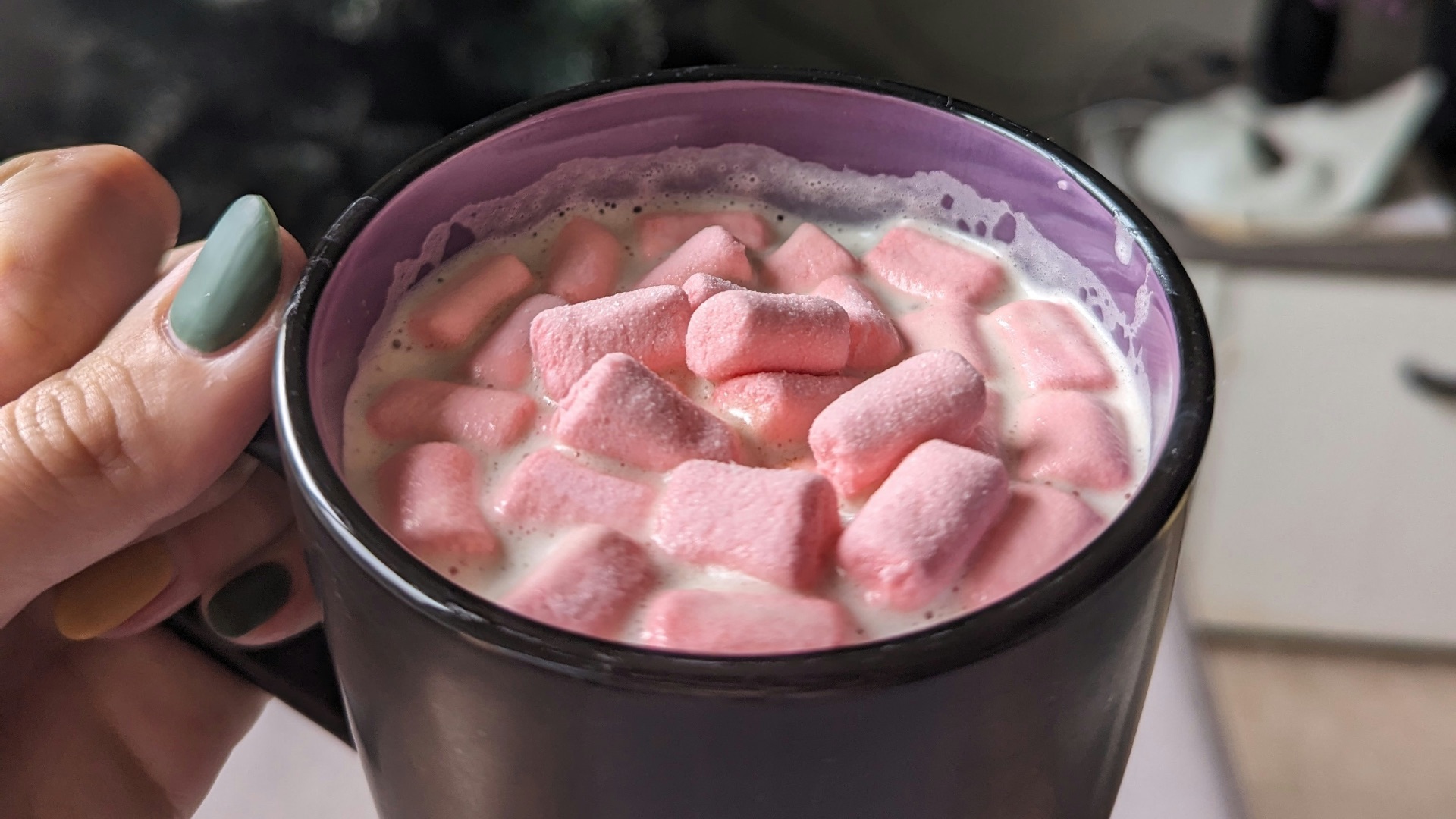 10. Chocolat chaud rose avec crème fouettée