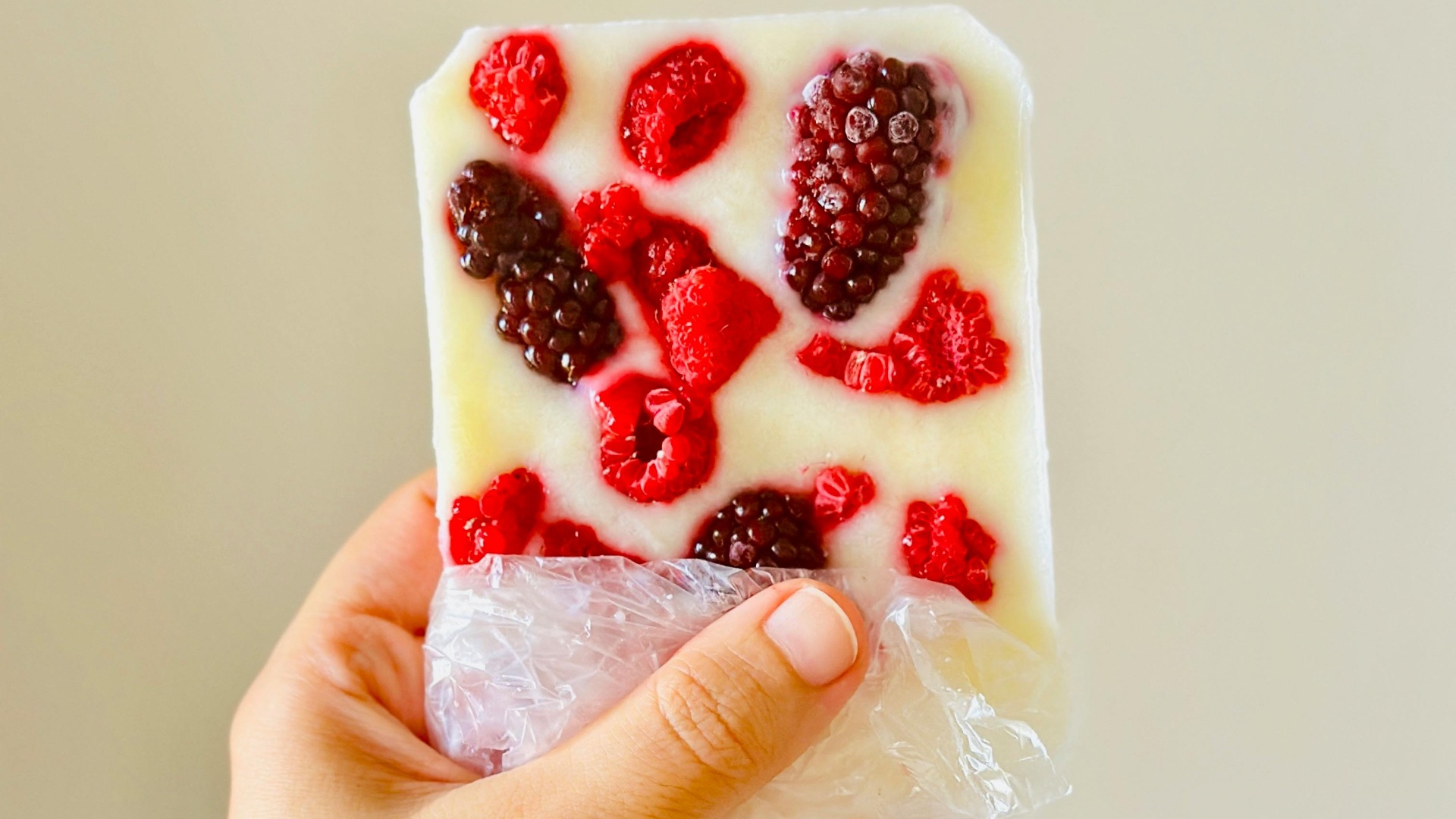13. Écorces de yogourt à la fraise