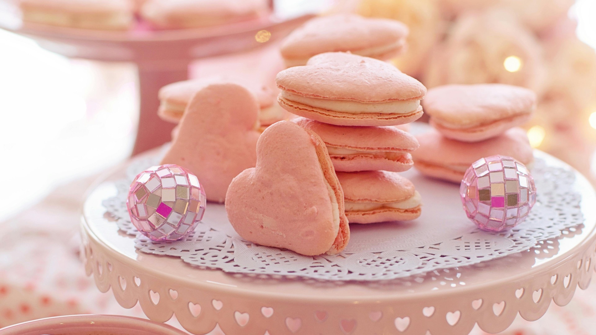 14. Macarons en forme de cœur rose