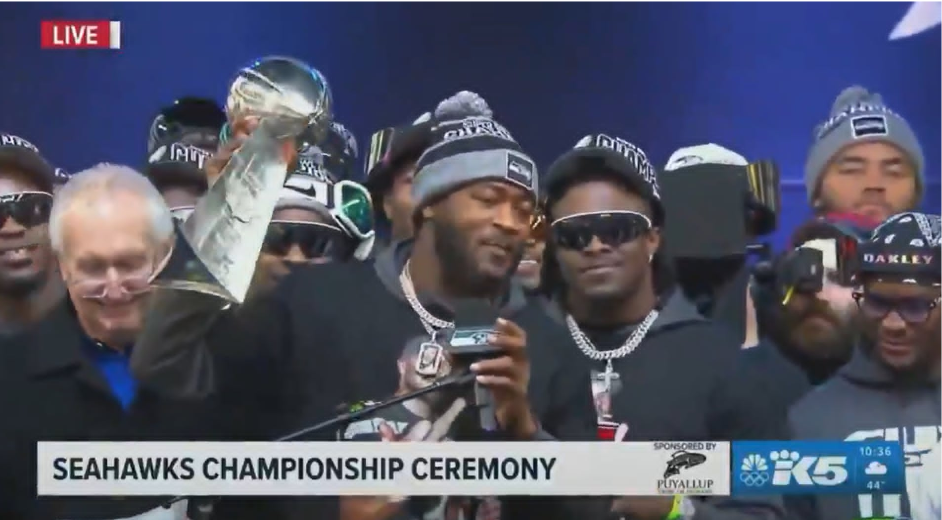 Seahawks player loses his cool during parade