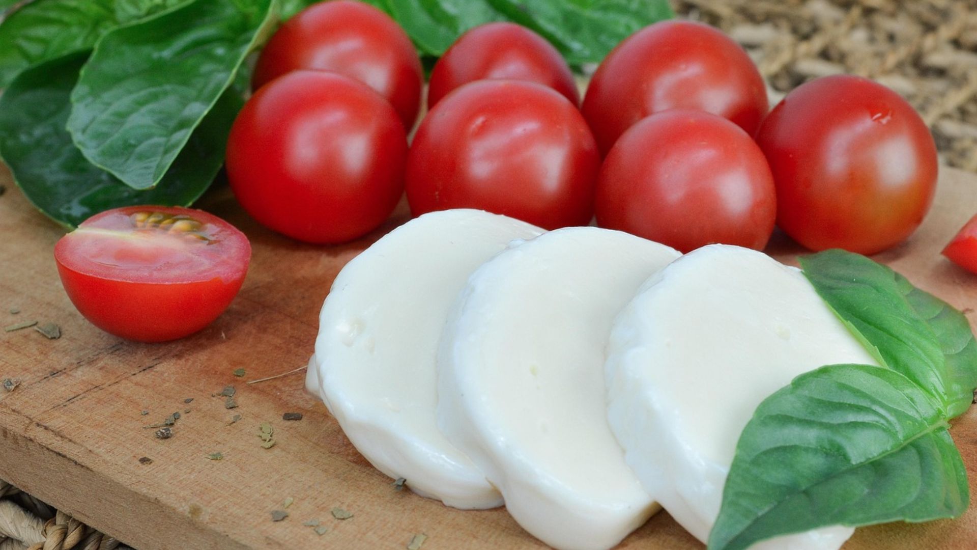19. Coupes de mozzarella marinée
