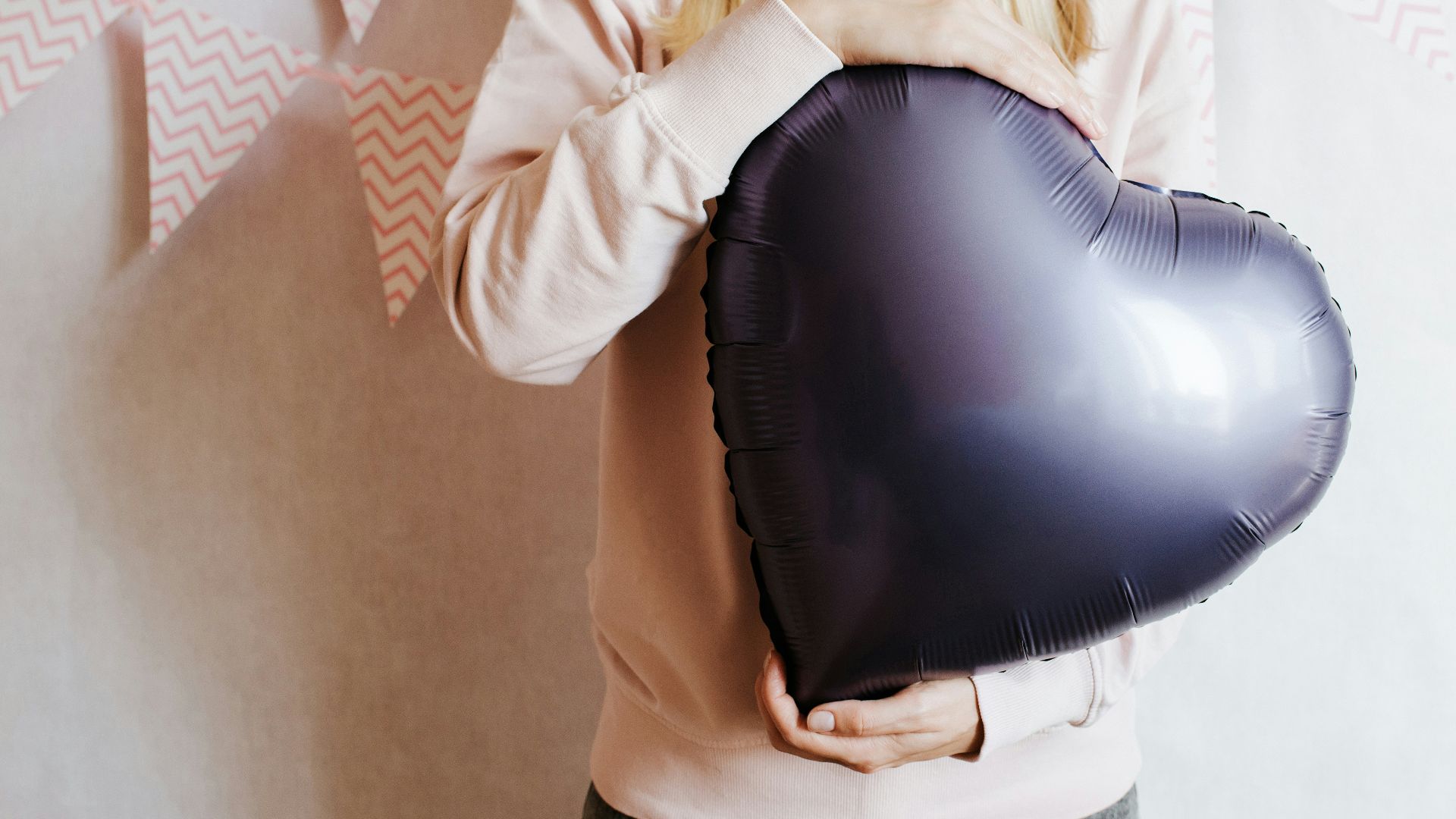 8. Des ballons en forme de cœur qui envahissent la pièce