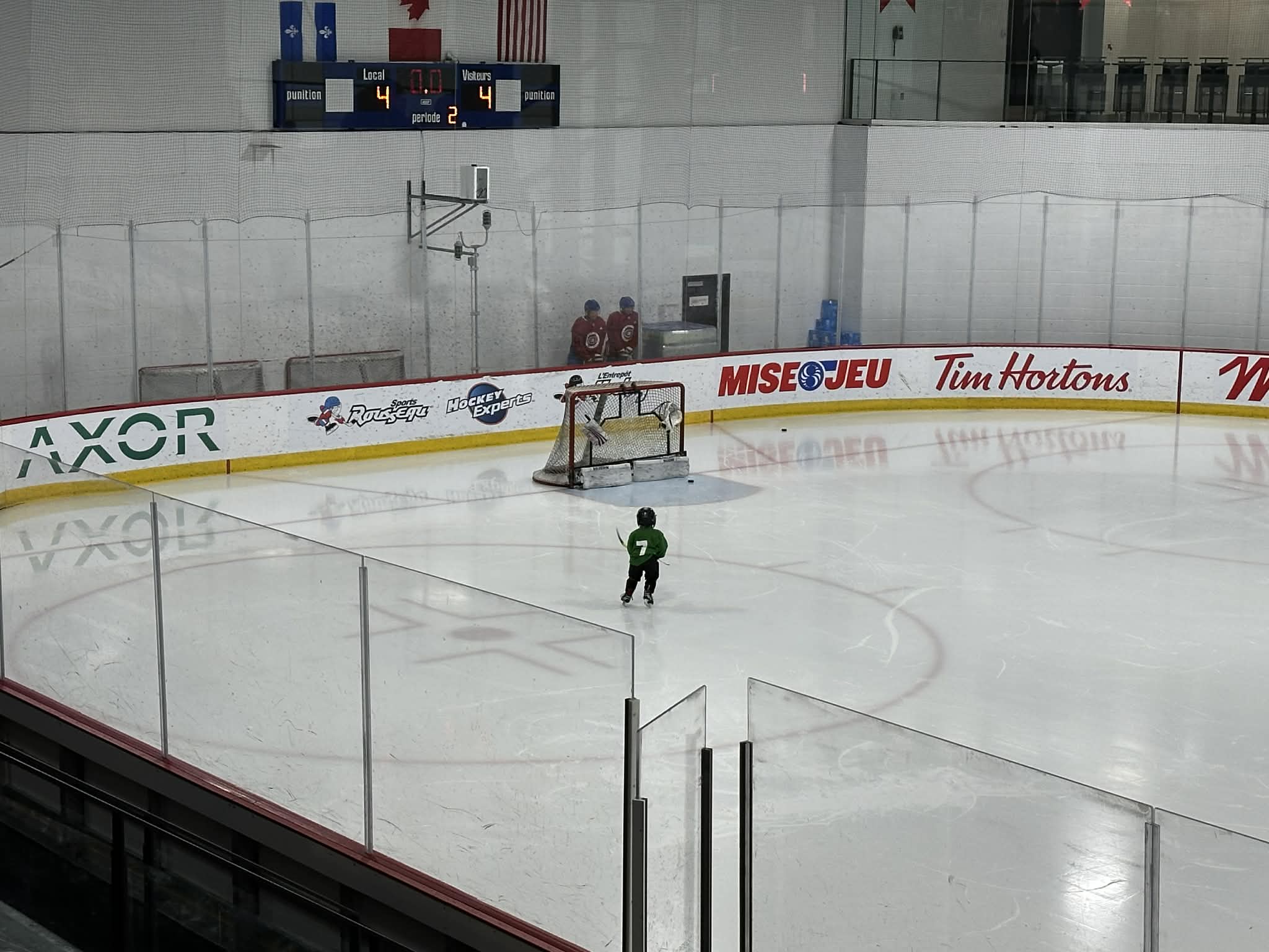 VIDEO: Mike Matheson, his son… and David Savard (as goalie) on the ice in Brossard this morning