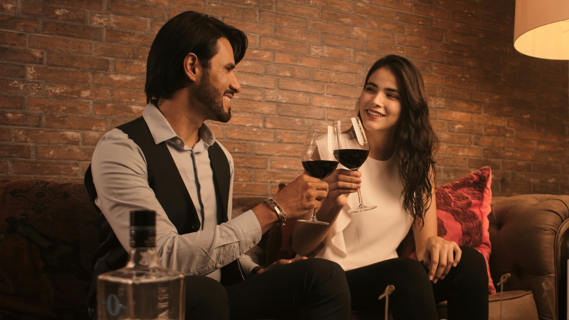 13. Réservez une table dans un restaurant qui vous intrigue tous les deux