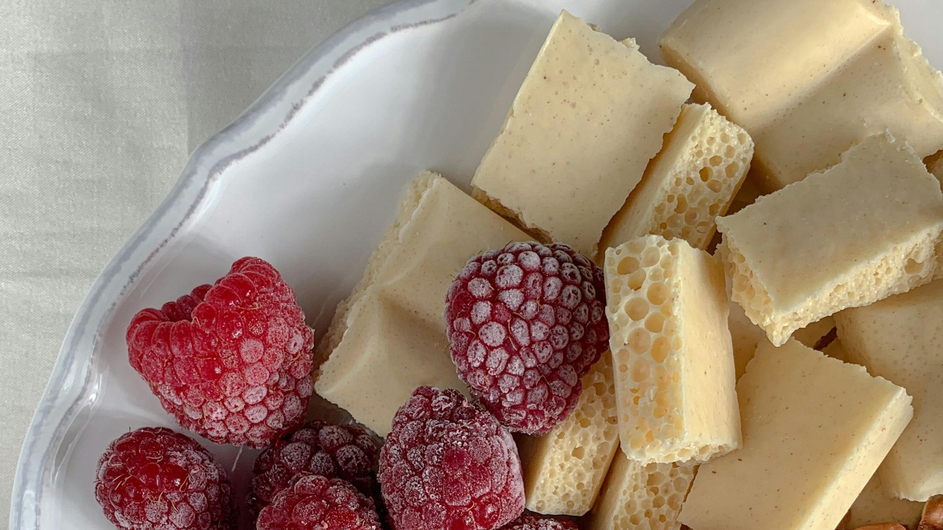 20. Barres de cheesecake au chocolat blanc et aux framboises