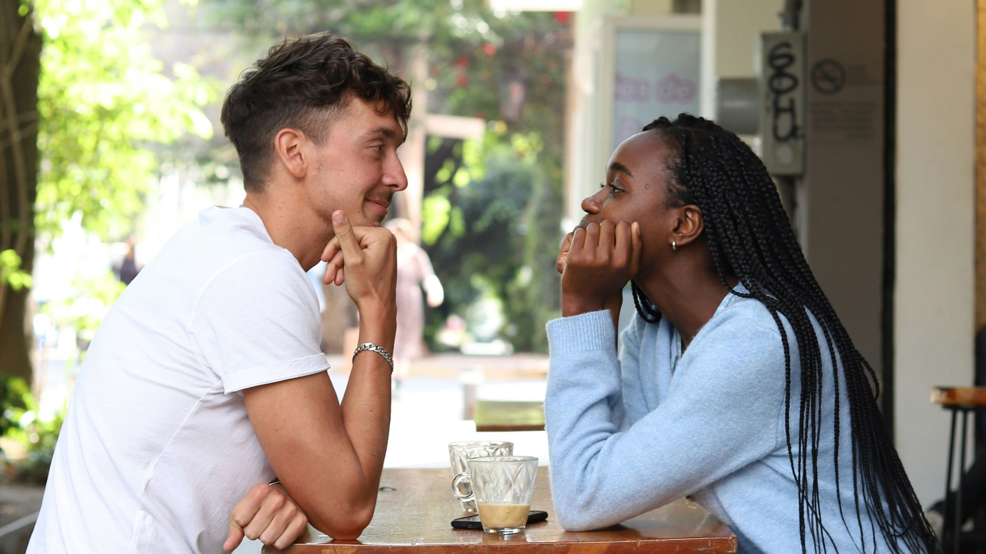 3. Il trouve des raisons pour vous toucher