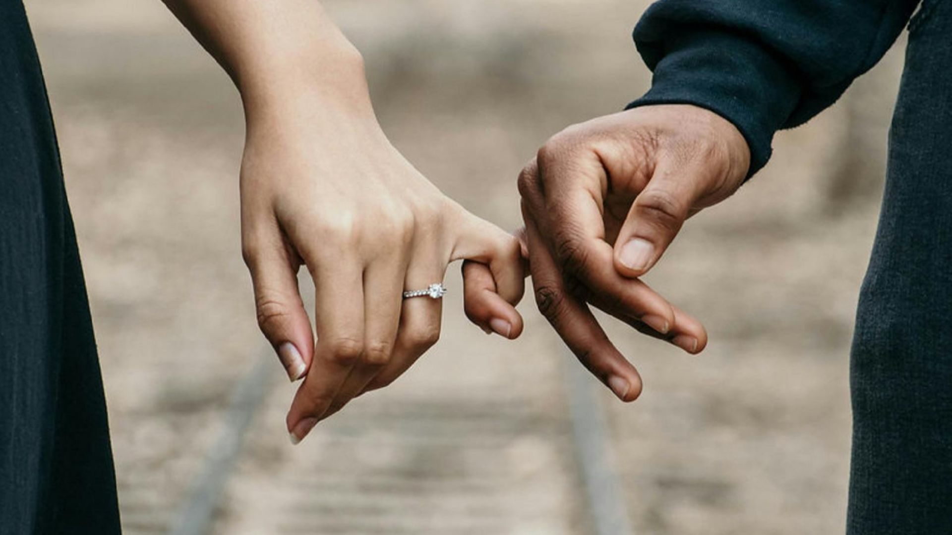 8. Il vous taquine de manière enjouée
