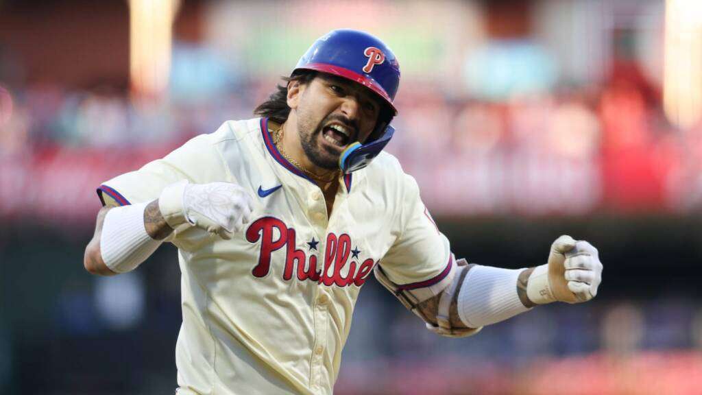 Nick Castellanos signs with the Padres