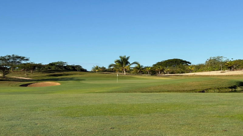 Sylvain Marcel se repose au bord de la mer
