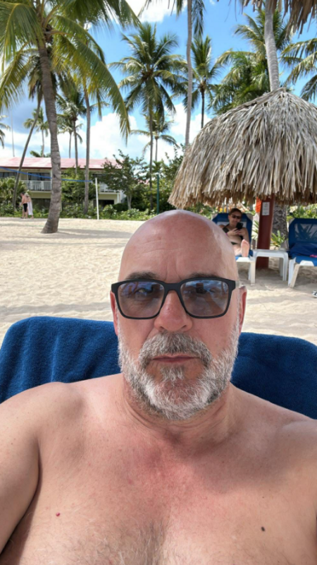 Sylvain Marcel sur chaise longue avec lunettes de soleil