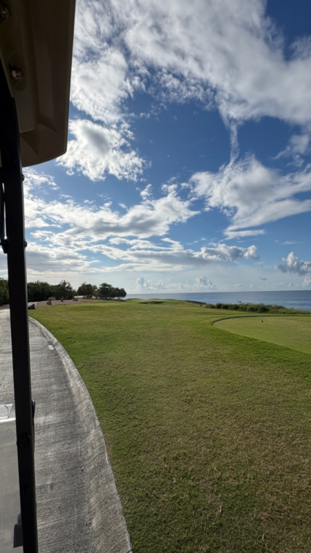 Sylvain Marcel en kart de golf sur un terrain ensoleillé