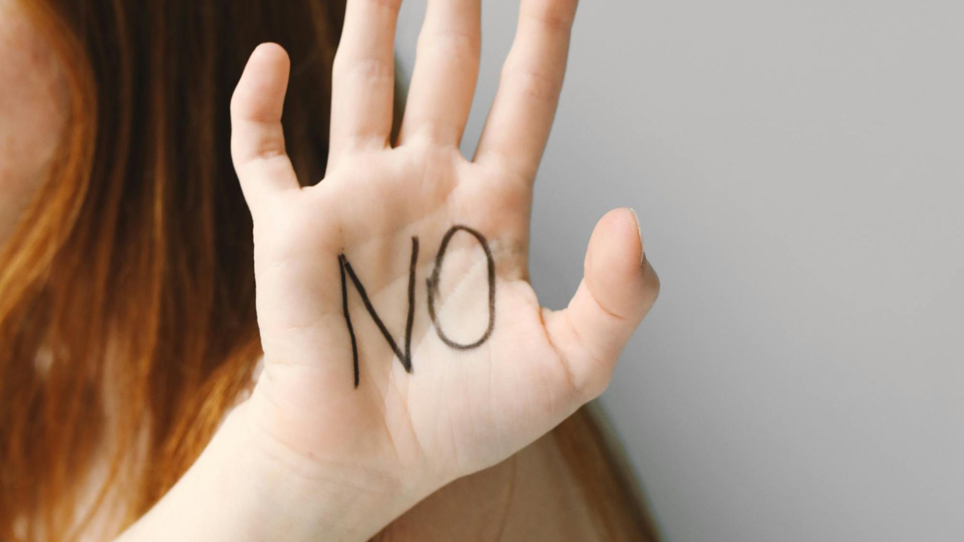 10. Elle laisse passer les occasions
