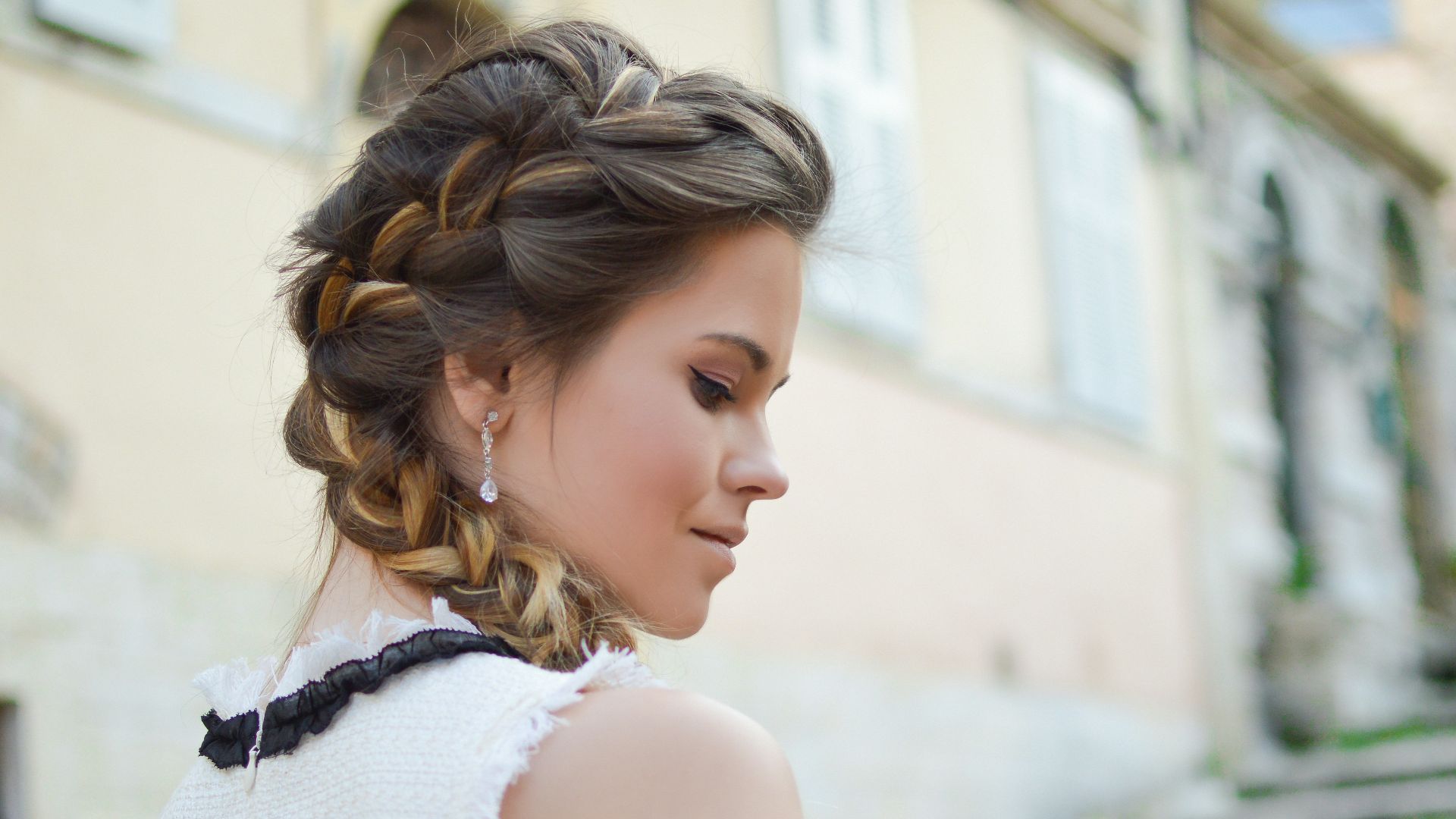 20. Le maquillage et les accessoires devaient rester « de bon goût »