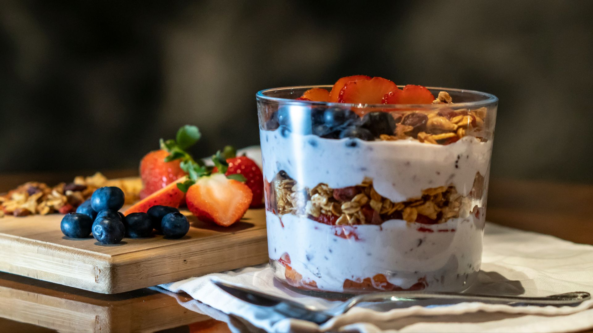 7. Parfait au yogourt grec et aux baies