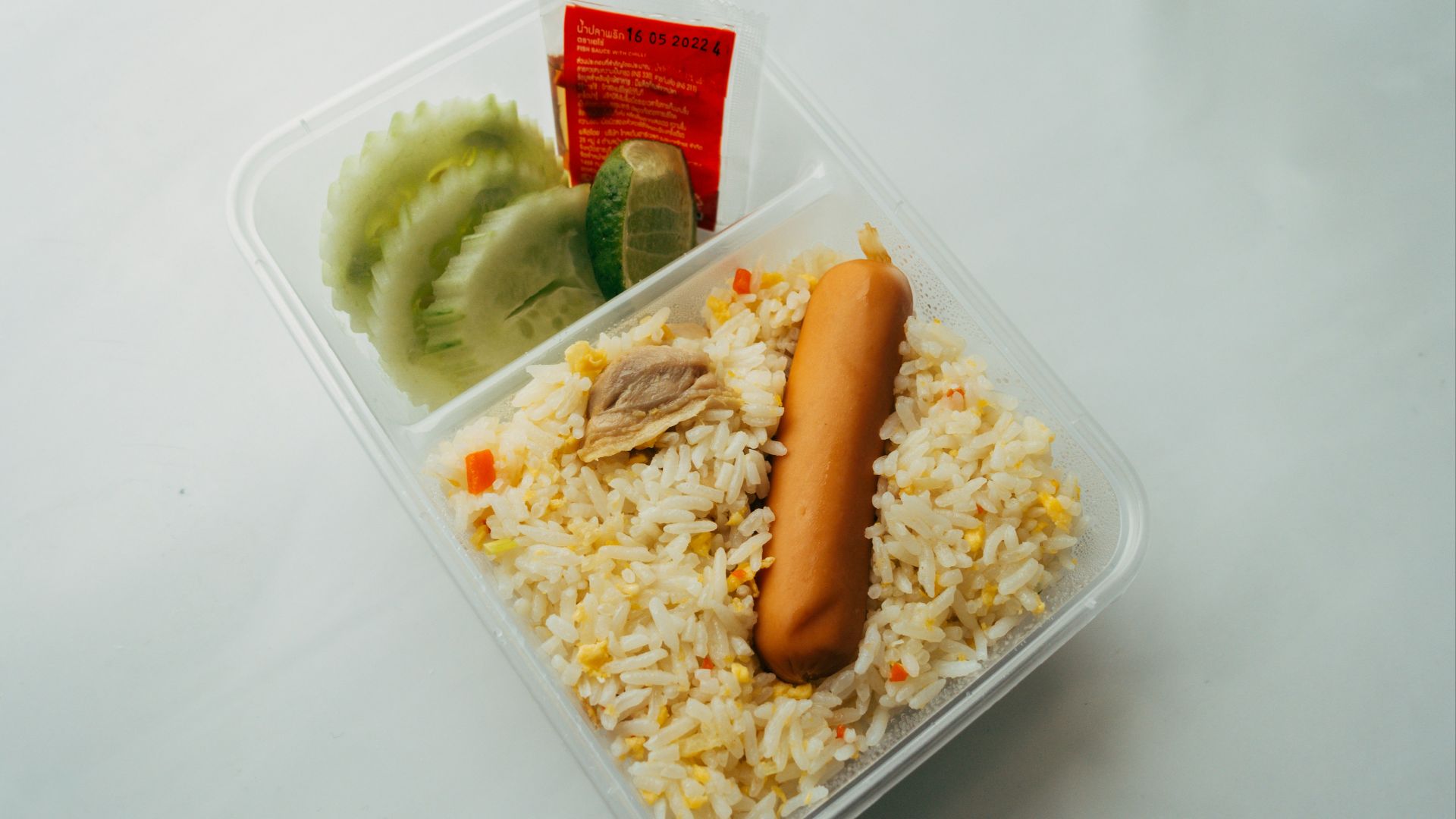 5. Les aliments sont cuits, refroidis, puis réchauffés.
