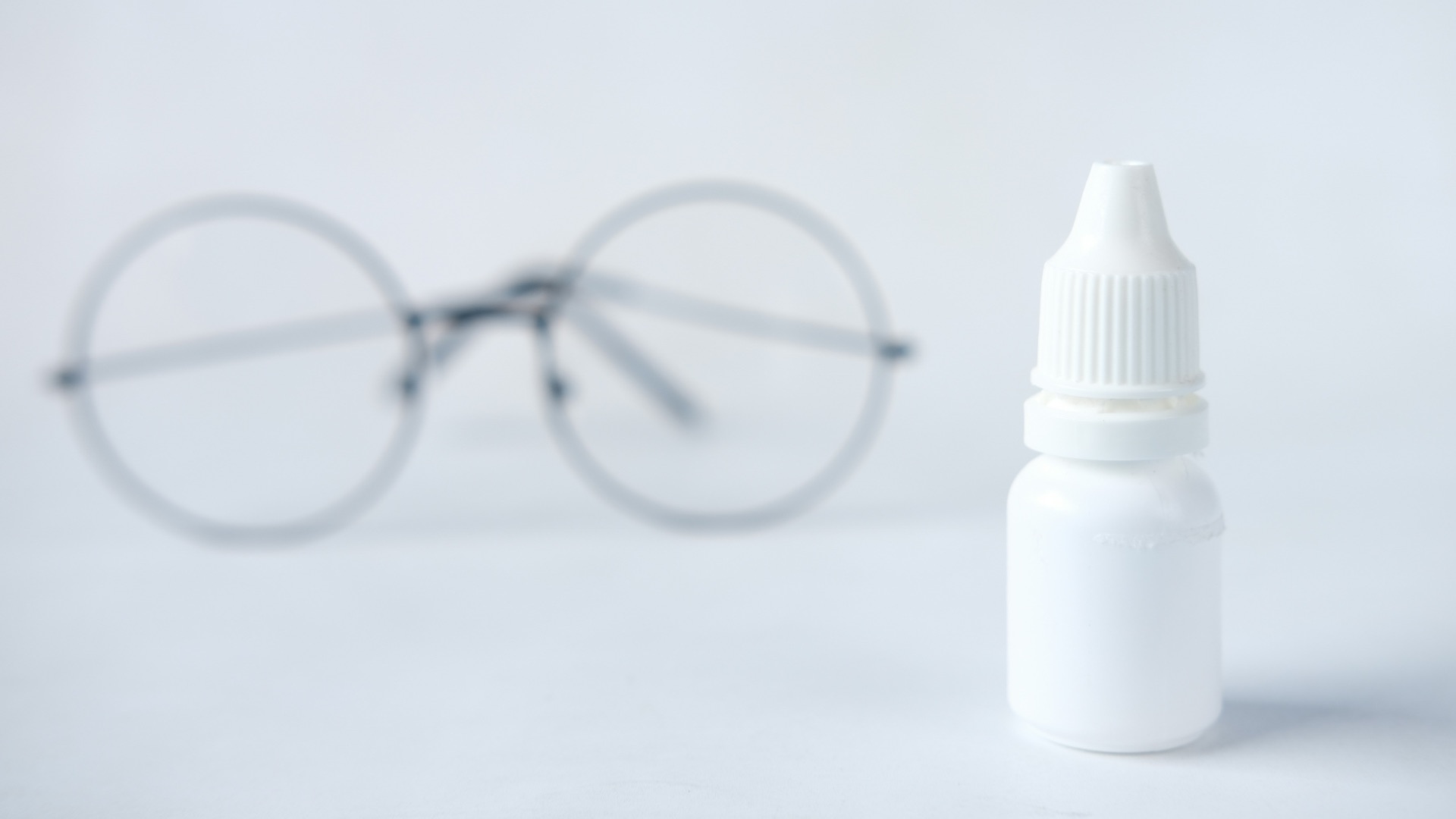 7. Utilisez des gouttes réhumidifiantes compatibles avec vos lentilles lorsque nécessaire.