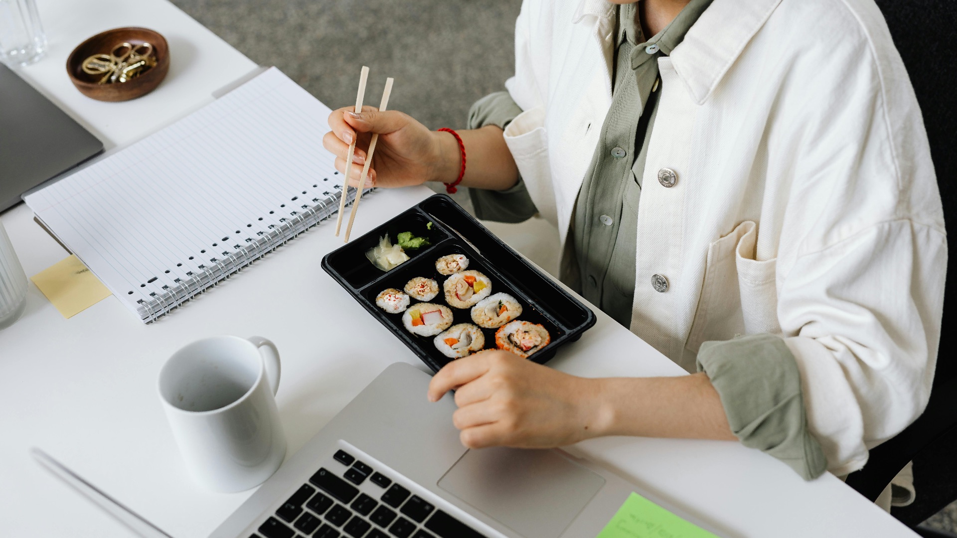3. Vous sautez régulièrement des repas ou mangez à votre bureau