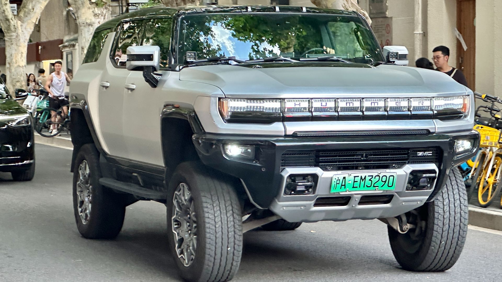 3. SUV GMC Hummer EV