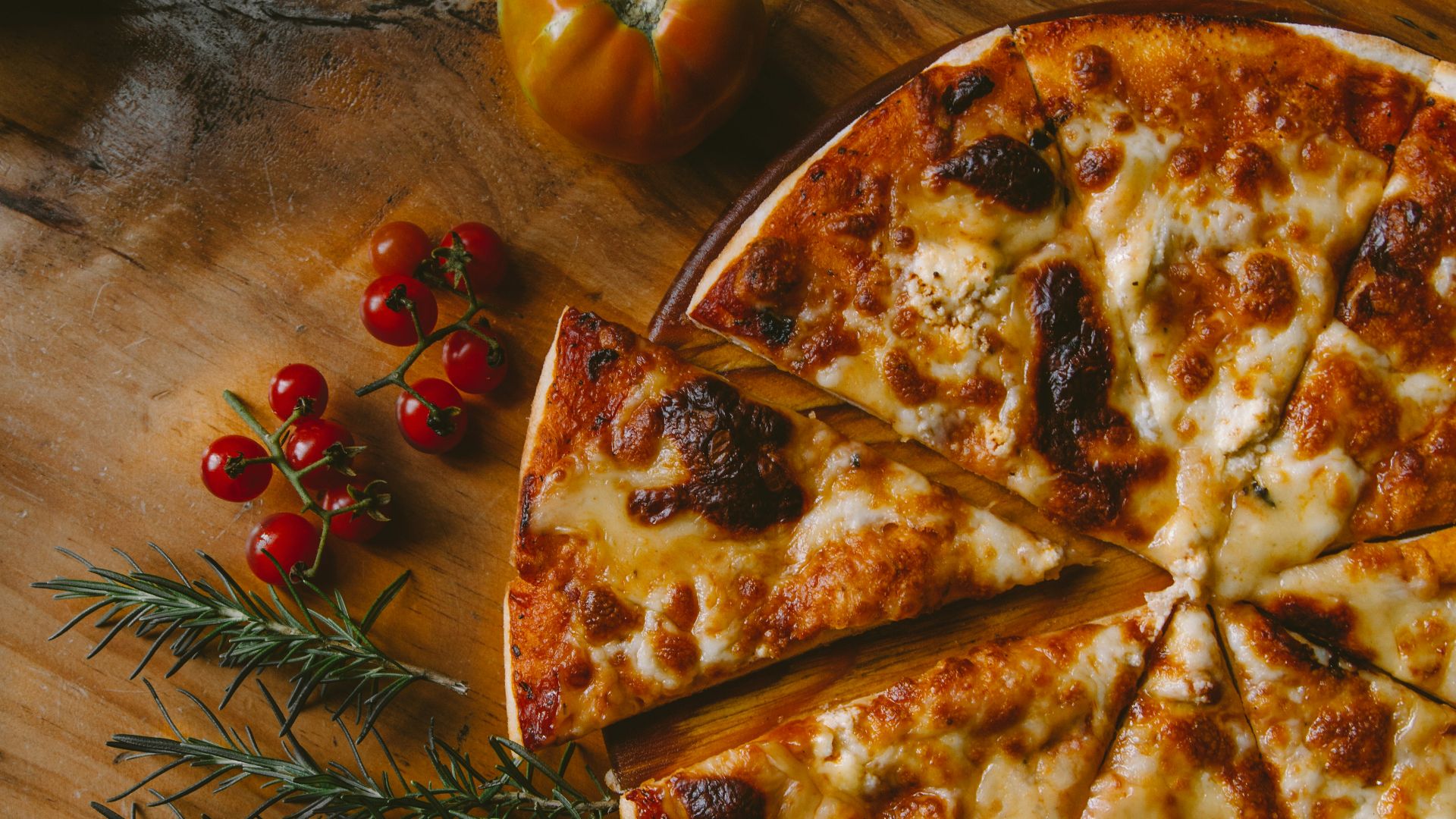 12. Remplacez la pizza surgelée par un pain plat complet aux légumes.