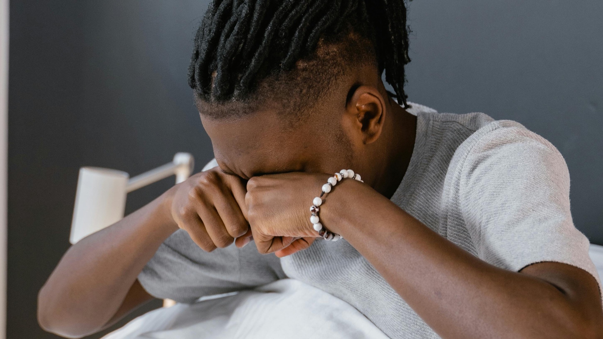 9. Soyez attentif à la douleur, à la sensibilité à la lumière ou à une vision soudainement floue.