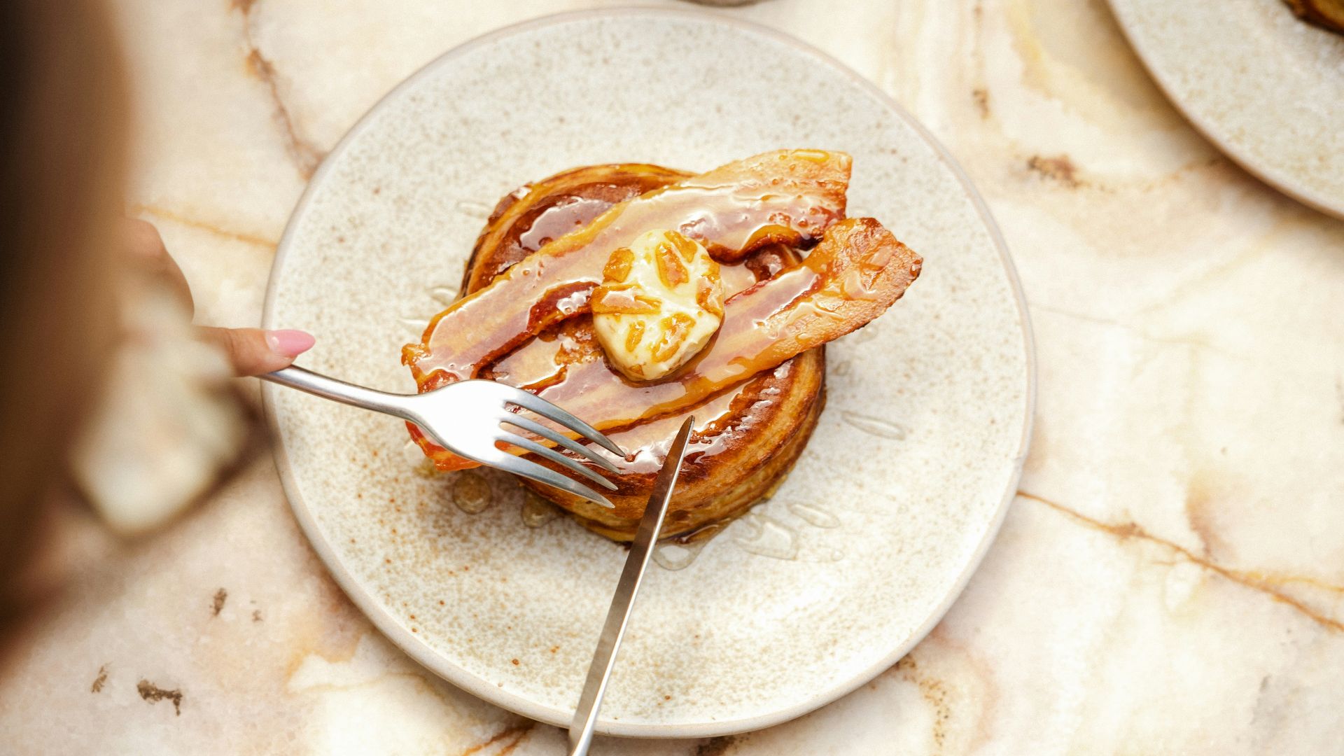 6. Crêpes ou gaufres accompagnées d'une source de protéines