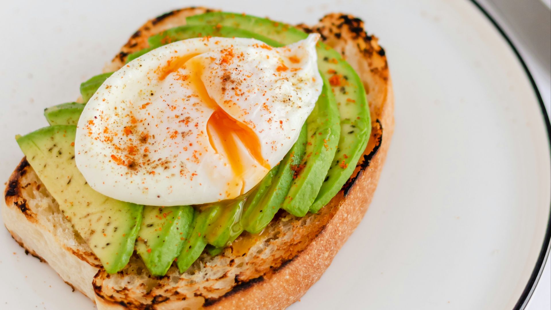 2. Œufs avec toast et avocat