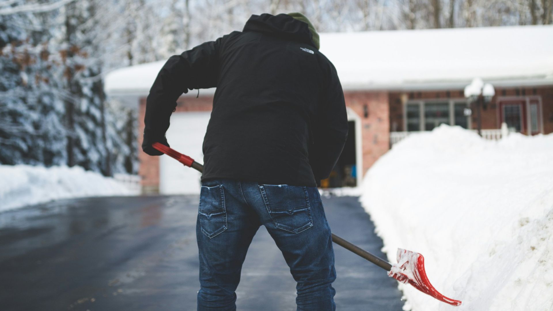 3. Déblayer la neige ou le gravier