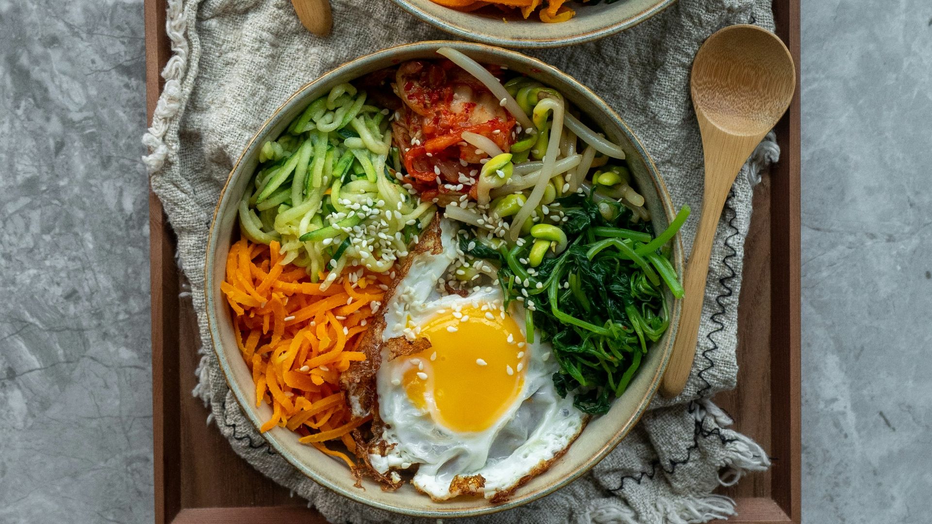 7. Bol de riz avec œufs et légumes