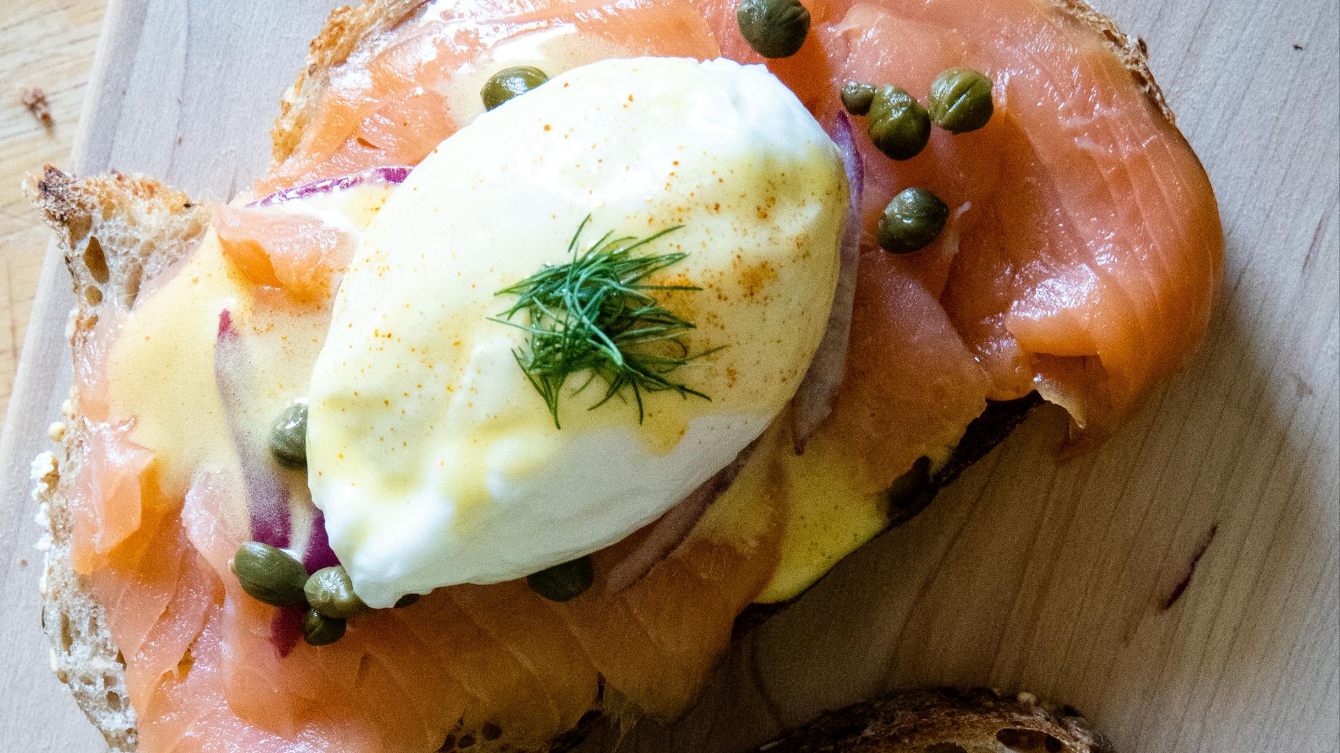 11. Toast au saumon fumé et aux œufs