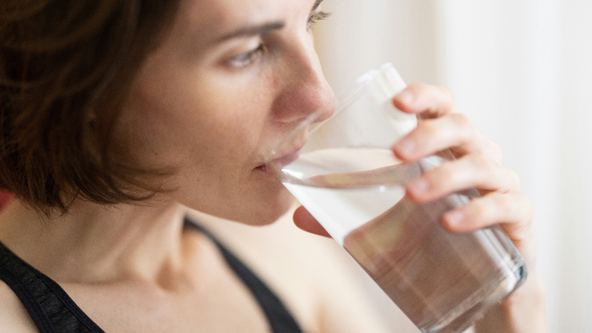 5. Buvez un grand verre d'eau dès le réveil.